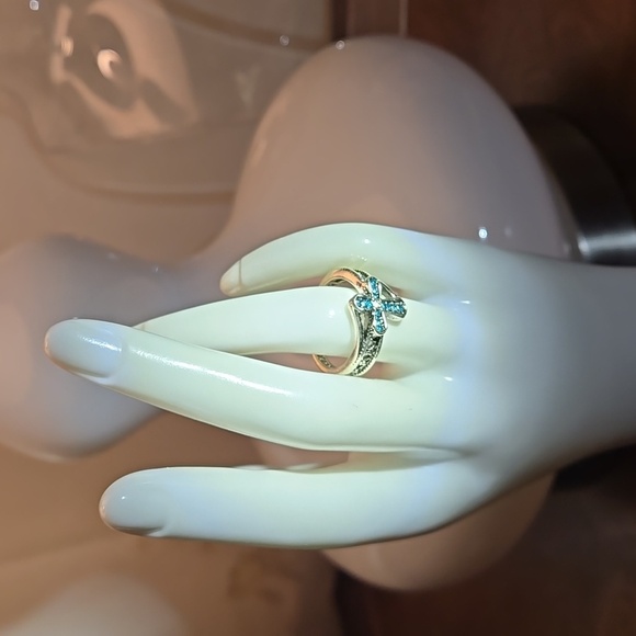 Blue Cubic Zirconia Cross Ring - Silver plated - Sparkling Gemstones Size 8 - Picture 6 of 10